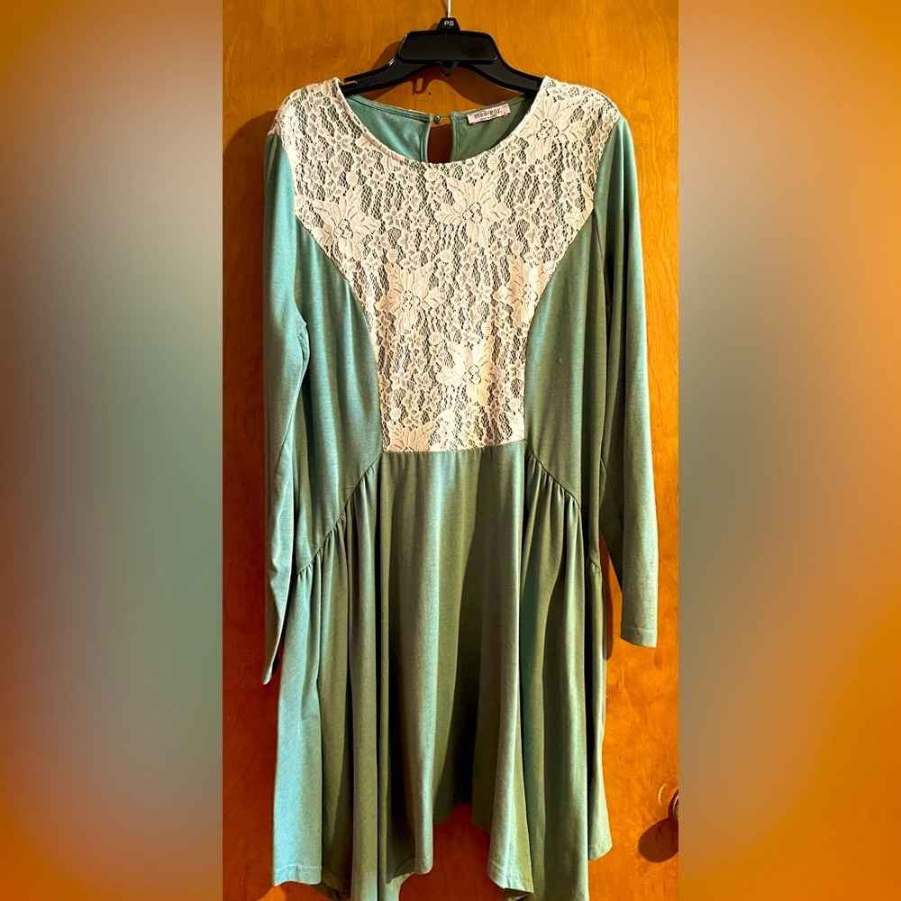 ❤️Asymmetrical Dress❤️Stunningly Beautiful❤️Women’s size Large❤️Lace & Pleats